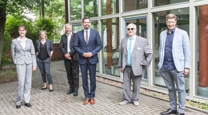 Die Beiratsmitglieder stehen mit Sicherheitsabstand draußen vor dem BVN-Forum, Kühnsstraße 18a