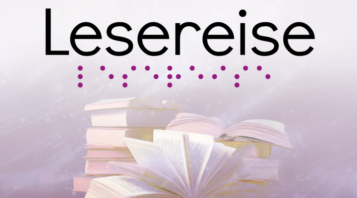 Bücher sind gestapelt aufeinander und nebeneinander. Darüber steht groß das Wort Lesereise, darunter sind Braillepunkte.