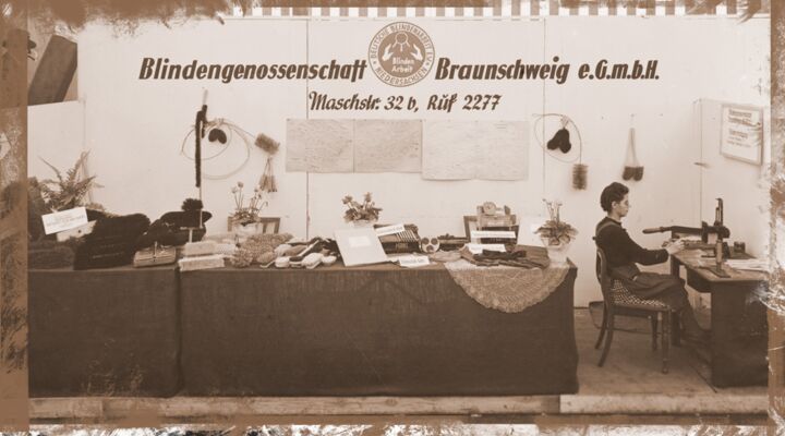 Ausstellung von Blindenwaren in der Blindengenossenschaft Braunschweig e.G.m.H. und eine blinde Handwerkerin beim Bürsteneinziehen