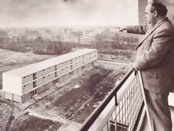 Wilhelm Marhauer blickt vom Balkon des Blindenwohnheims auf die Gandhistraße in Hannover