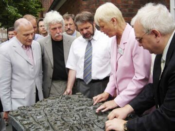 (v.r.n.l.) BVN-Vorsitzende Neumann, Oberbürgermeister Mädge, Bildhauer Broerken, Ratary-Club-Vorsitzender Sellmann präsentieren bronzefarbenen Tastplan für Blinde in Lüneburg
