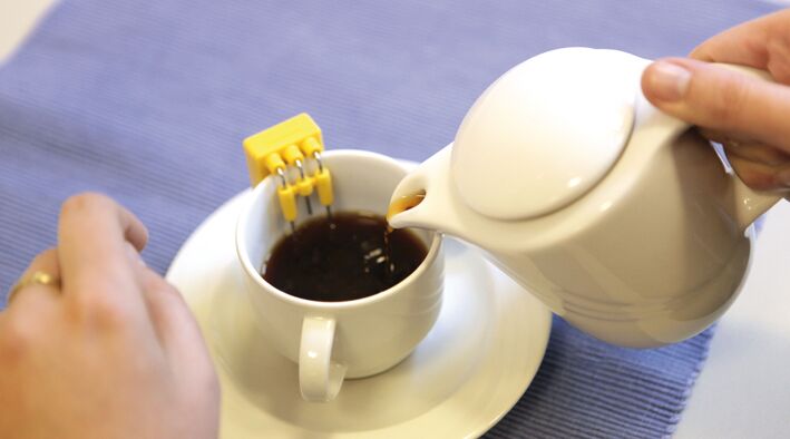 Kaffee eingießen mithilfe eines Füllstandsanzeigers, ©DBSV/A.Friese
