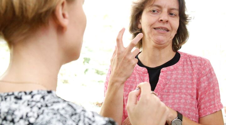 Zwei Frauen unterhalten sich in Gebärdensprache